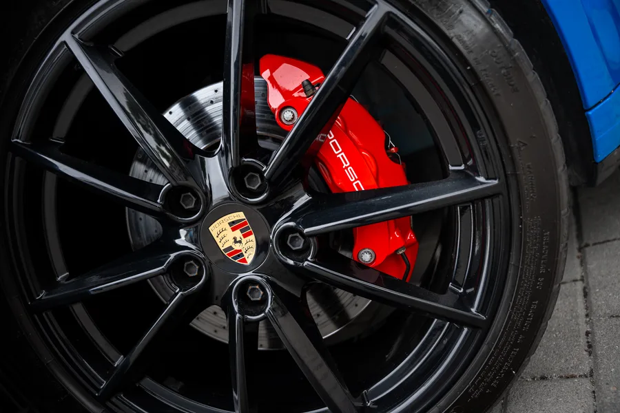 Auto sportowe w sesji fotograficznej — DERRARI Rental