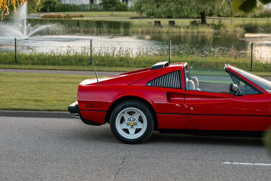 Ferrari 308 Quattrovalvole jako auto do ślubu z obsługą — DERRARI Rental Gdańsk