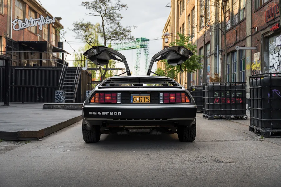 DeLorean DMC-12 jako atrakcja eventu firmowego — ekspozycja aut DERRARI Rental