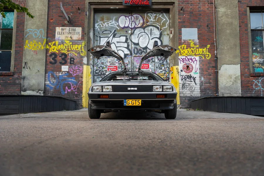 DeLorean DMC-12 na planie filmowym — wynajem aut do produkcji DERRARI Rental