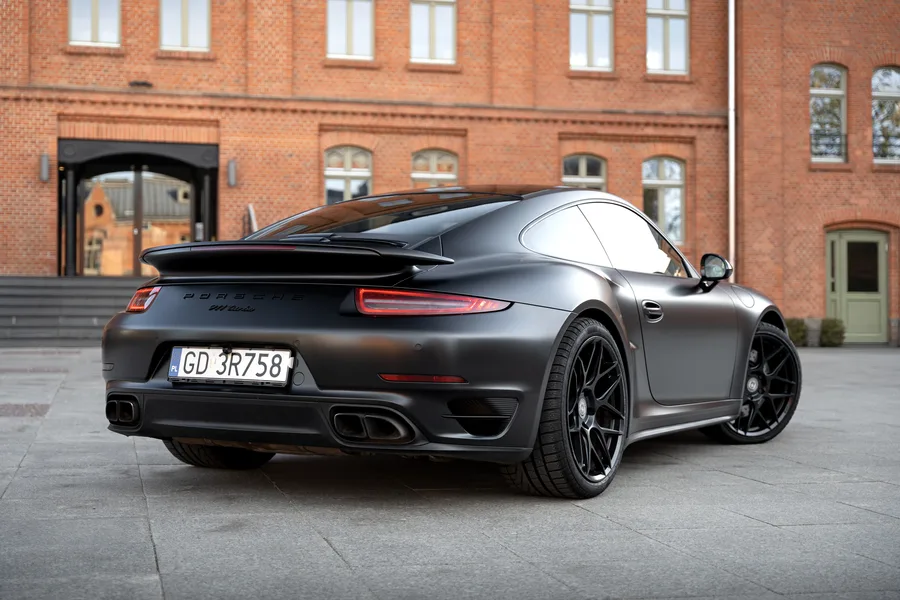 Porsche 911 Turbo podczas sesji zdjęciowej — wynajem aut DERRARI Rental