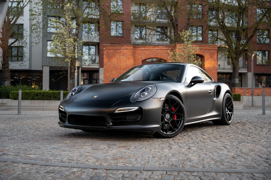 Porsche 911 Turbo jako auto do ślubu z obsługą — DERRARI Rental Gdańsk